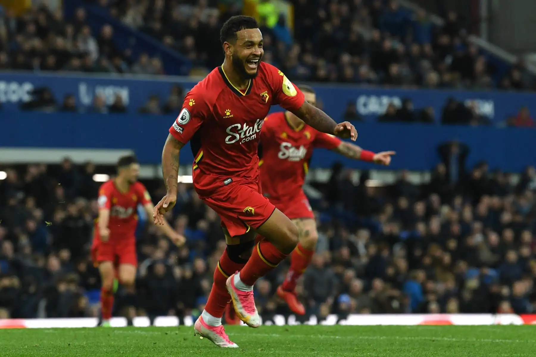 El delantero noruego del Watford Joshua King celebra anotar el cuarto gol de su equipo durante el partido de la Premier League. Foto: AFP