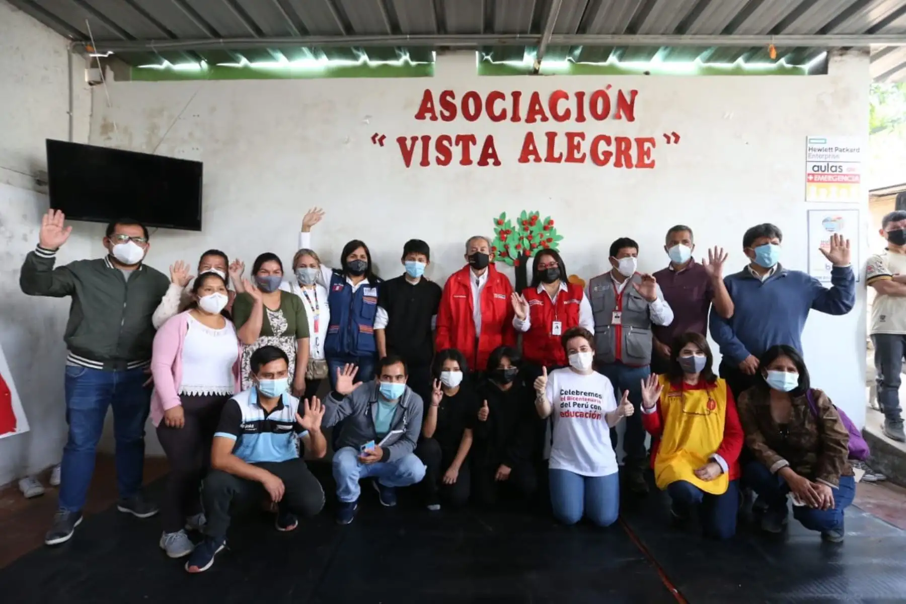 El ministro de Educación, Carlos Gallardo, junto a la congresista Flor Pablo visitaron la Asociación Vista Alegre, en Villa María de Triunfo, donde funciona un punto de encuentro de la estrategia “Aprendo en Comunidad”. Foto: ANDINA/Minedu