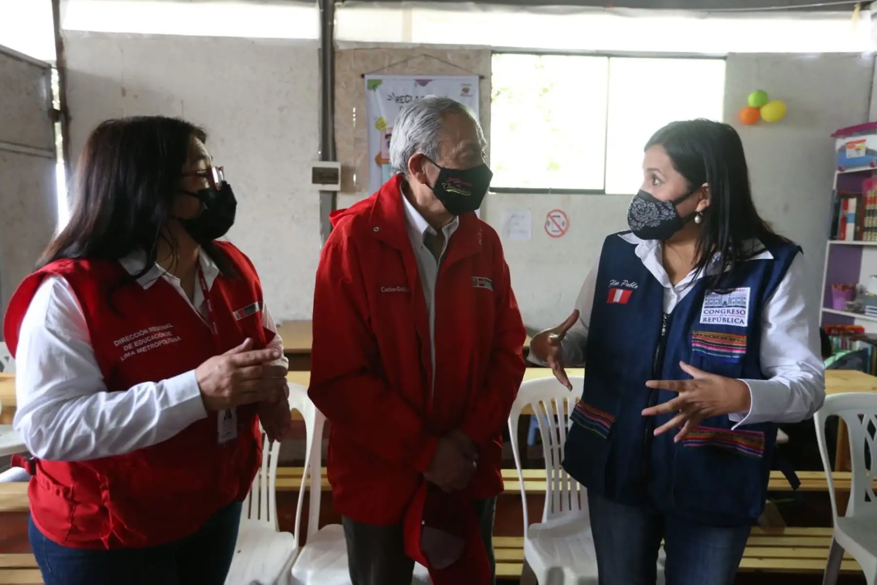 El ministro de Educación, Carlos Gallardo, junto a la congresista Flor Pablo visitaron la Asociación Vista Alegre, en Villa María de Triunfo, donde funciona un punto de encuentro de la estrategia “Aprendo en Comunidad”. Foto: ANDINA/Minedu