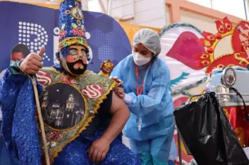 Un jolgorio fue lo que se vivió en la región de Cajamarca luego del ingreso del Ño Vacunatón junto a su comparsa al centro de vacunación del coliseo San Sebastián. El mítico personaje que da vida a la tradicional fiesta del carnaval cajamarquino fue inoculado con su segunda dosis de la vacuna contra el covid-19.