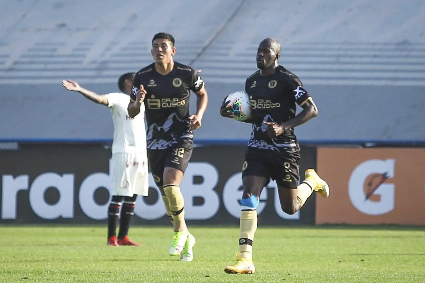 Universitario enfrenta a Cusco F.C en el estadio Alberto gallardo por la Fase 2 de la Liga 1. Foto: FPF