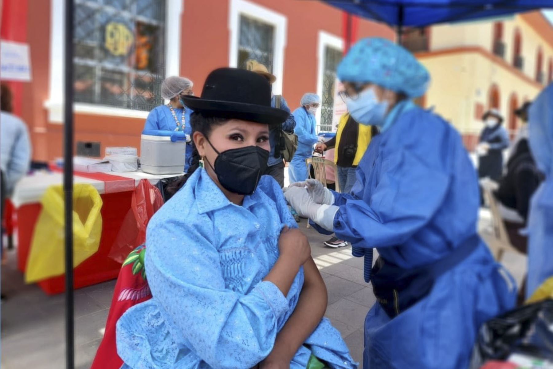 ¡Puno se suma al Festival de las Vacunas! Jóvenes y adultos acuden a la Plaza de Armas para vacunarse contra la covid-19. Foto: Minsa
