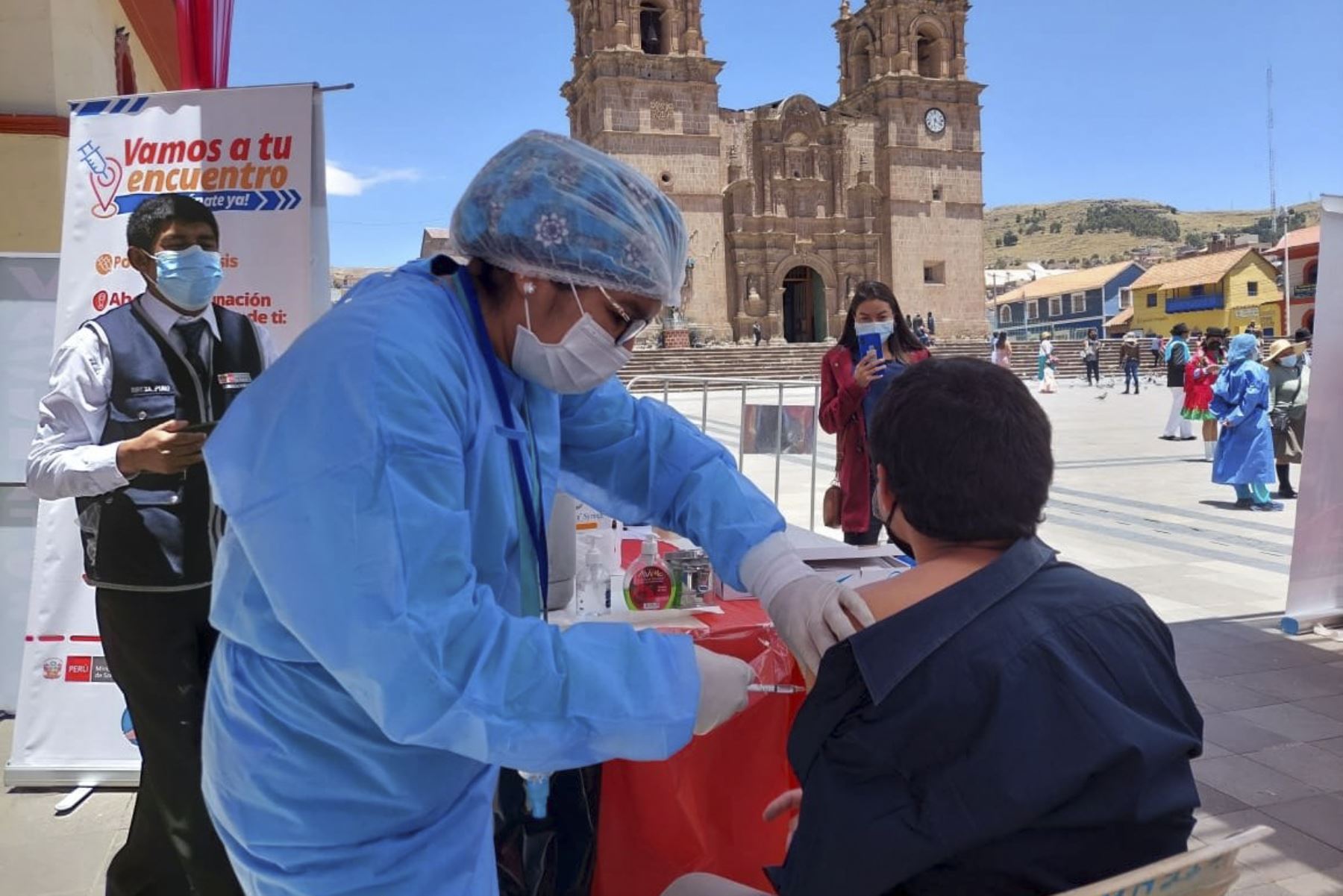 ¡Puno se suma al Festival de las Vacunas! Jóvenes y adultos acuden a la Plaza de Armas para vacunarse contra la covid-19. Foto: Minsa