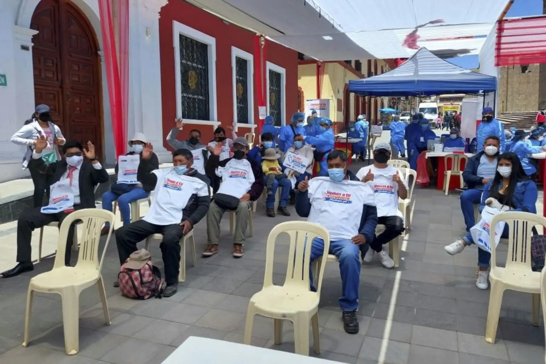 ¡Puno se suma al Festival de las Vacunas! Jóvenes y adultos acuden a la Plaza de Armas para vacunarse contra la covid-19. Foto: Minsa