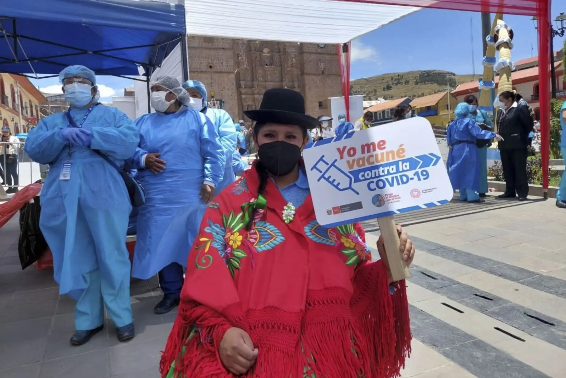 ¡Puno se suma al Festival de las Vacunas! Jóvenes y adultos acuden a la Plaza de Armas para vacunarse contra la covid-19. Foto: Minsa