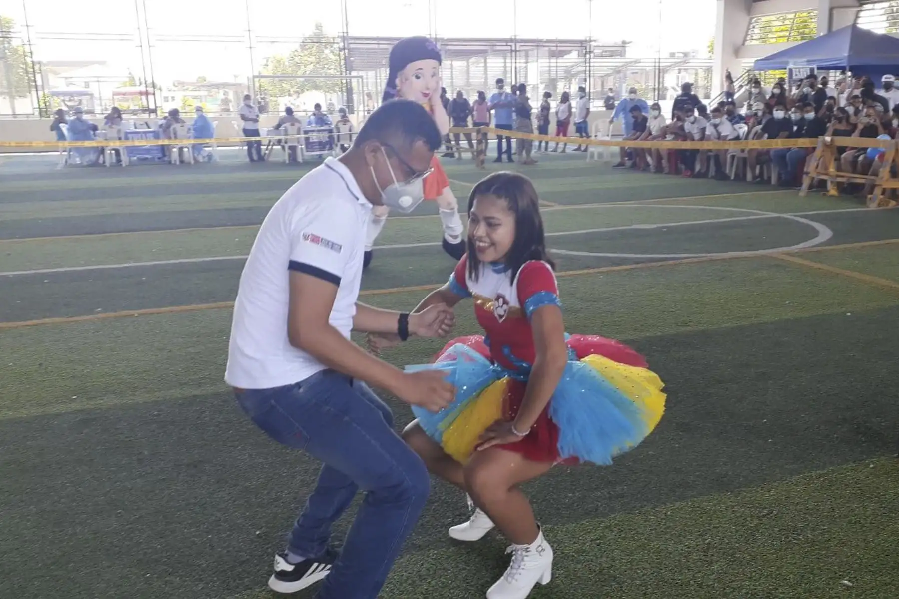 ¡Así se vive el Vacuna Fest en San Martín! Los jóvenes acuden al centro de vacunación Mariscal Cáceres de Juanjui para recibir su dosis contra la covid-19. Foto: Minsa