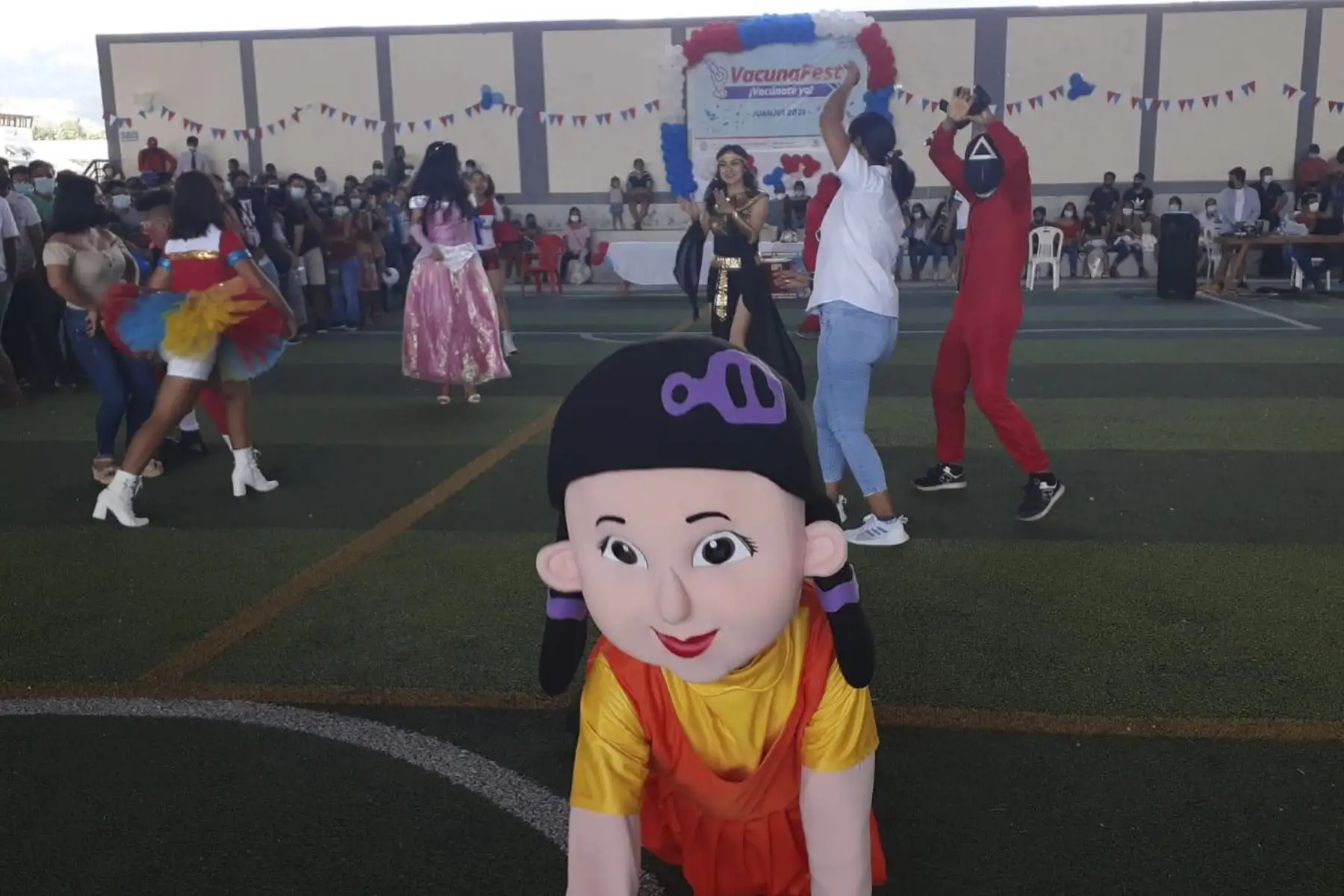 ¡Así se vive el Vacuna Fest en San Martín! Los jóvenes acuden al centro de vacunación Mariscal Cáceres de Juanjui para recibir su dosis contra la covid-19. Foto: Minsa
