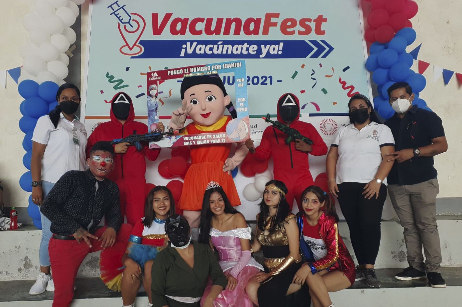 ¡Así se vive el Vacuna Fest en San Martín! Los jóvenes acuden al centro de vacunación Mariscal Cáceres de Juanjui para recibir su dosis contra la covid-19. Foto: Minsa