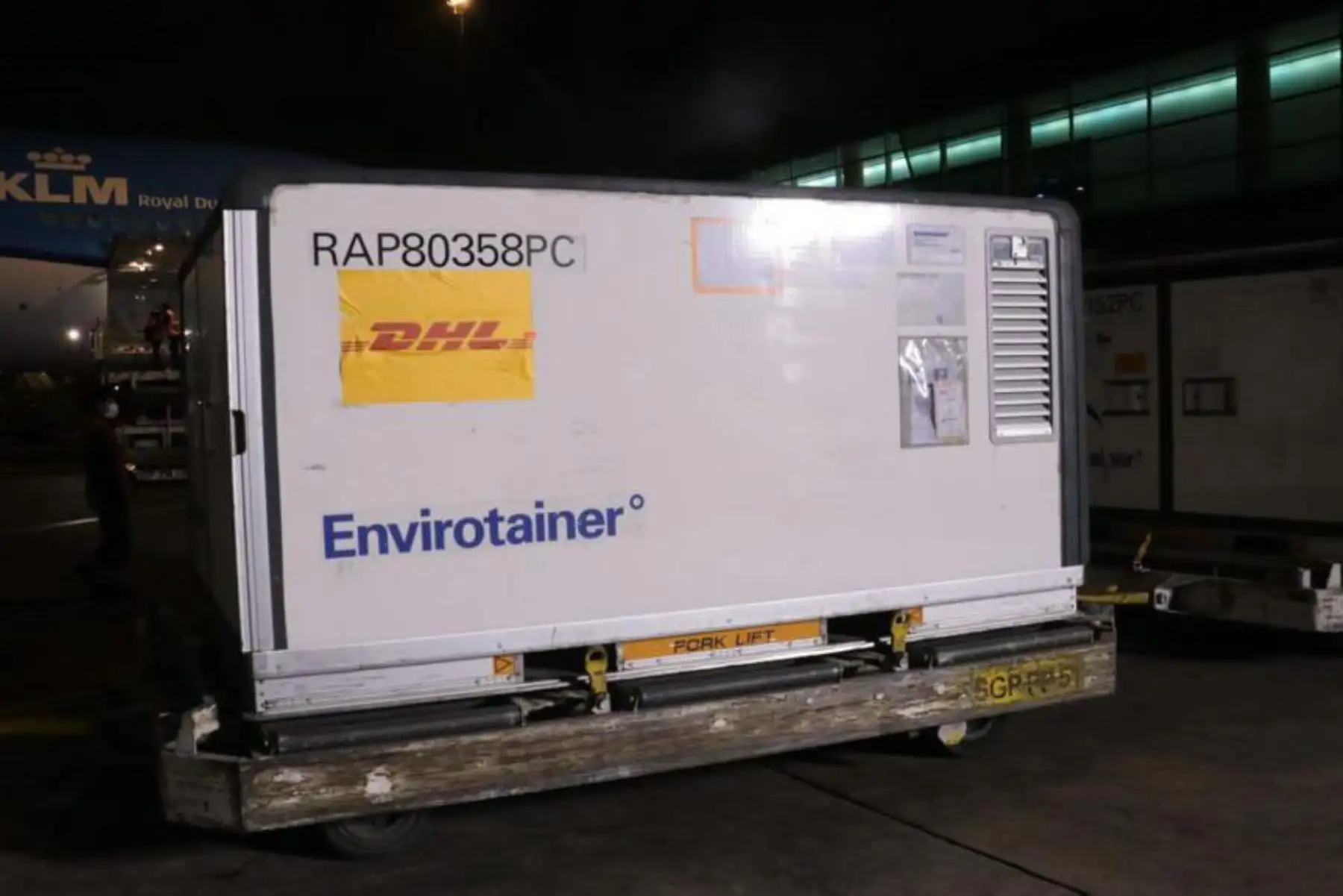 Esta noche, arribaron al país un total de 2,387,600 dosis de vacunas contra la covid-19 del laboratorio Sinopharm, este lote forma parte de las ocho millones adquiridas de forma directa por el gobierno peruano. Foto: Minsa