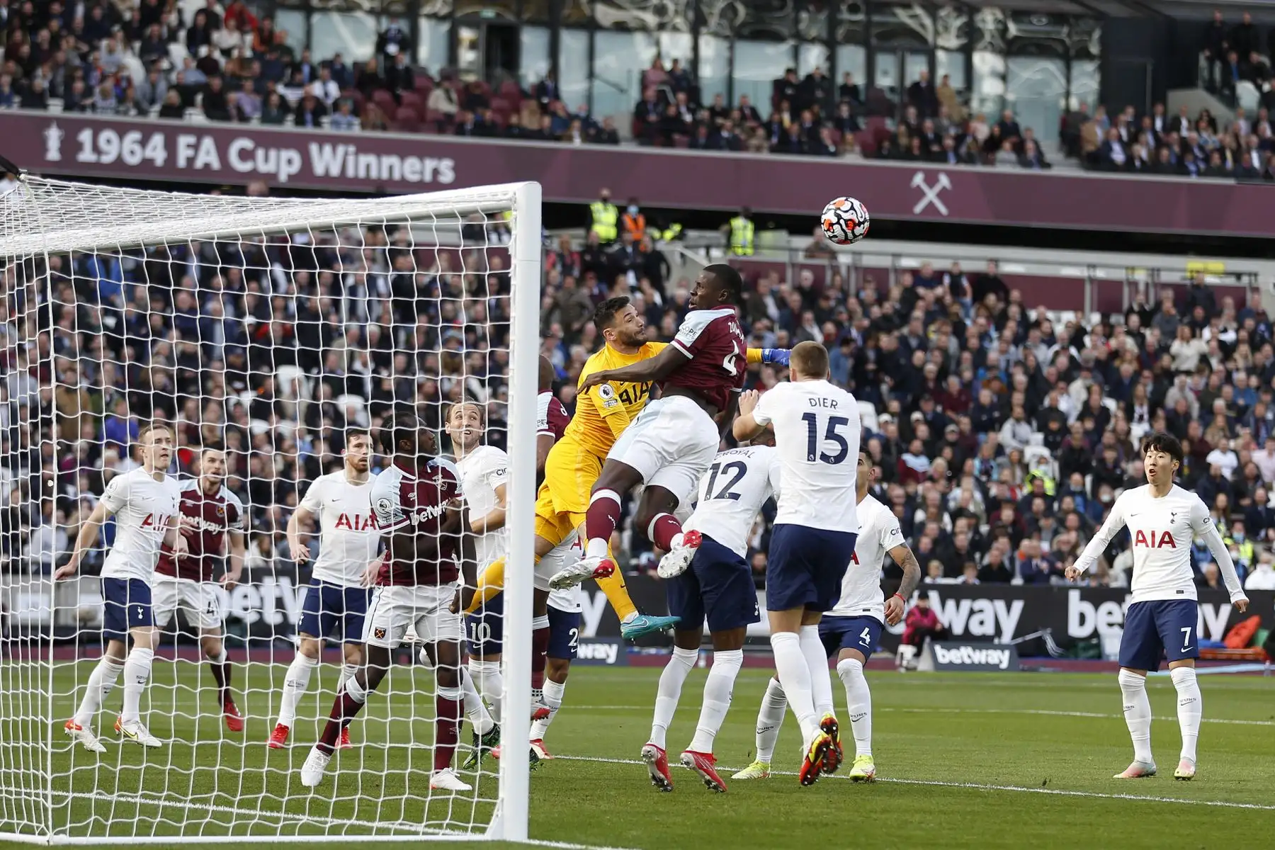 El portero francés del Tottenham,, Hugo Lloris, golpea el balón delante del defensor francés del West Ham United, Kurt Zouma, durante el partido de la Premier League. Foto: AFP