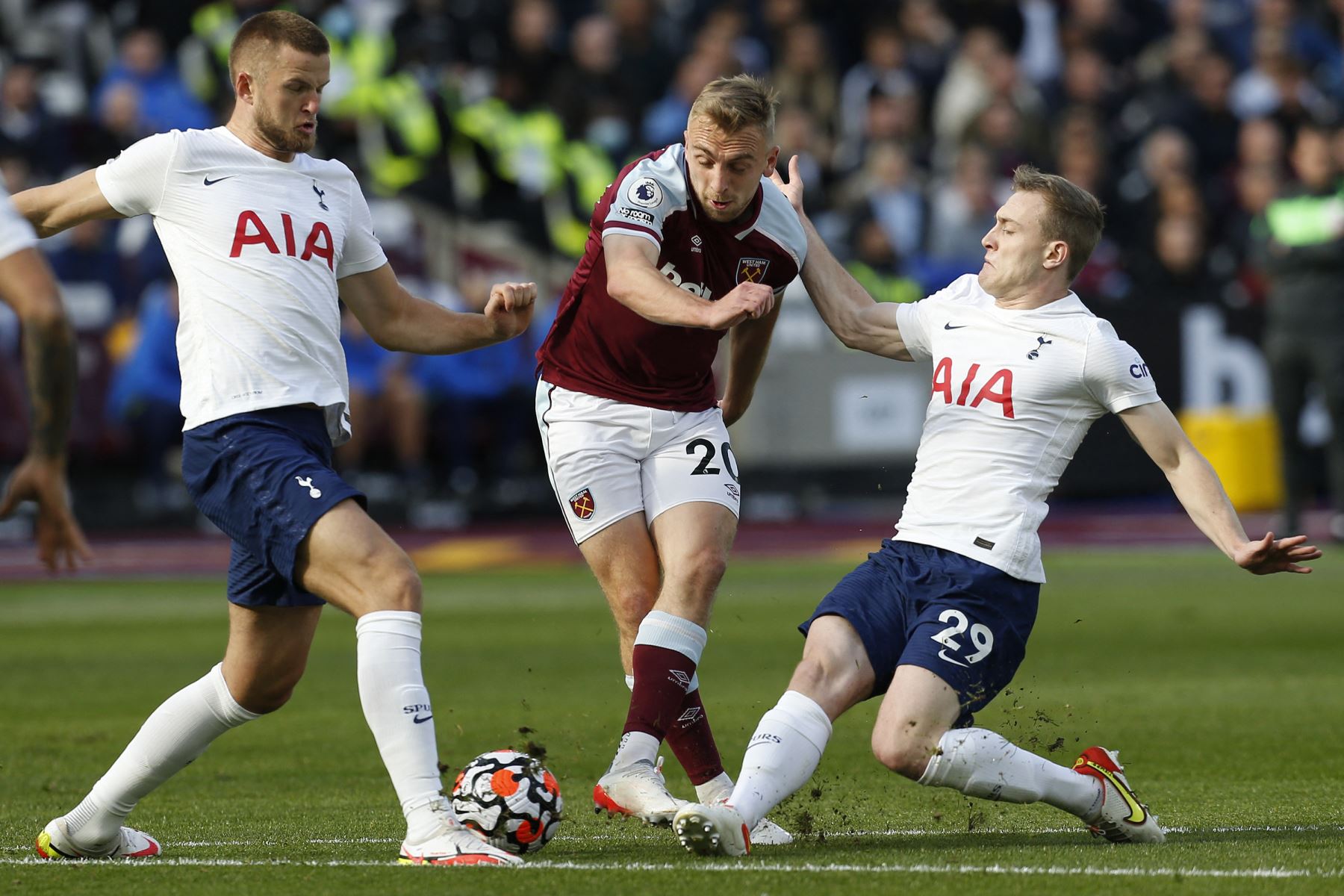 El defensor inglés Eric Dier y el centrocampista Oliver Skipp del Tottenham Hotspur bloquean un disparo del delantero inglés del West Ham United, Jarrod Bowen, durante el partido de la Premier League. Foto: AFP