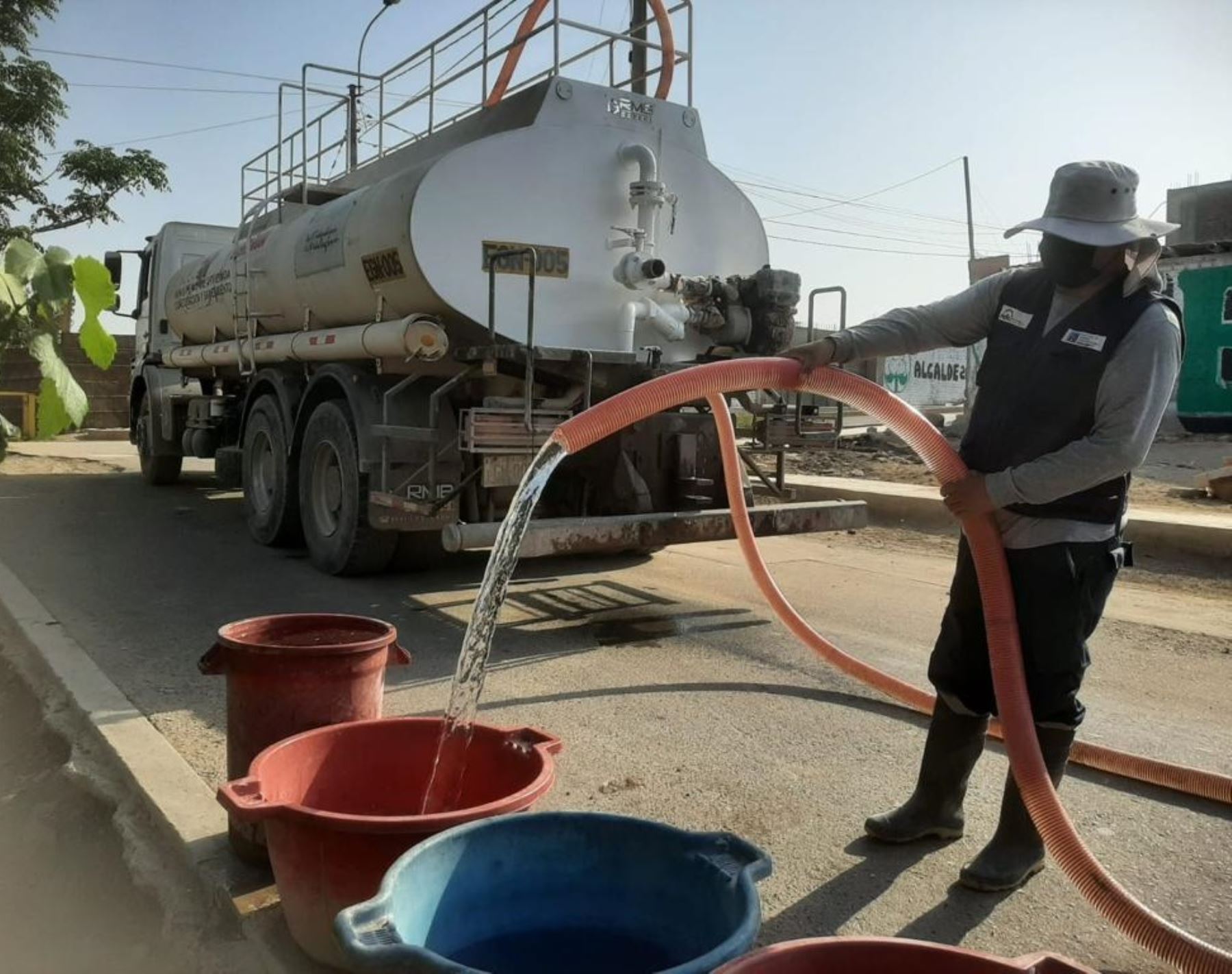 Camión cisterna del Ministerio de Vivienda inició la distribución de agua potable a pobladores vulnerables del distrito de Subtanjalla, en la provincia y región Ica. Foto: ANDINA/Difusión.