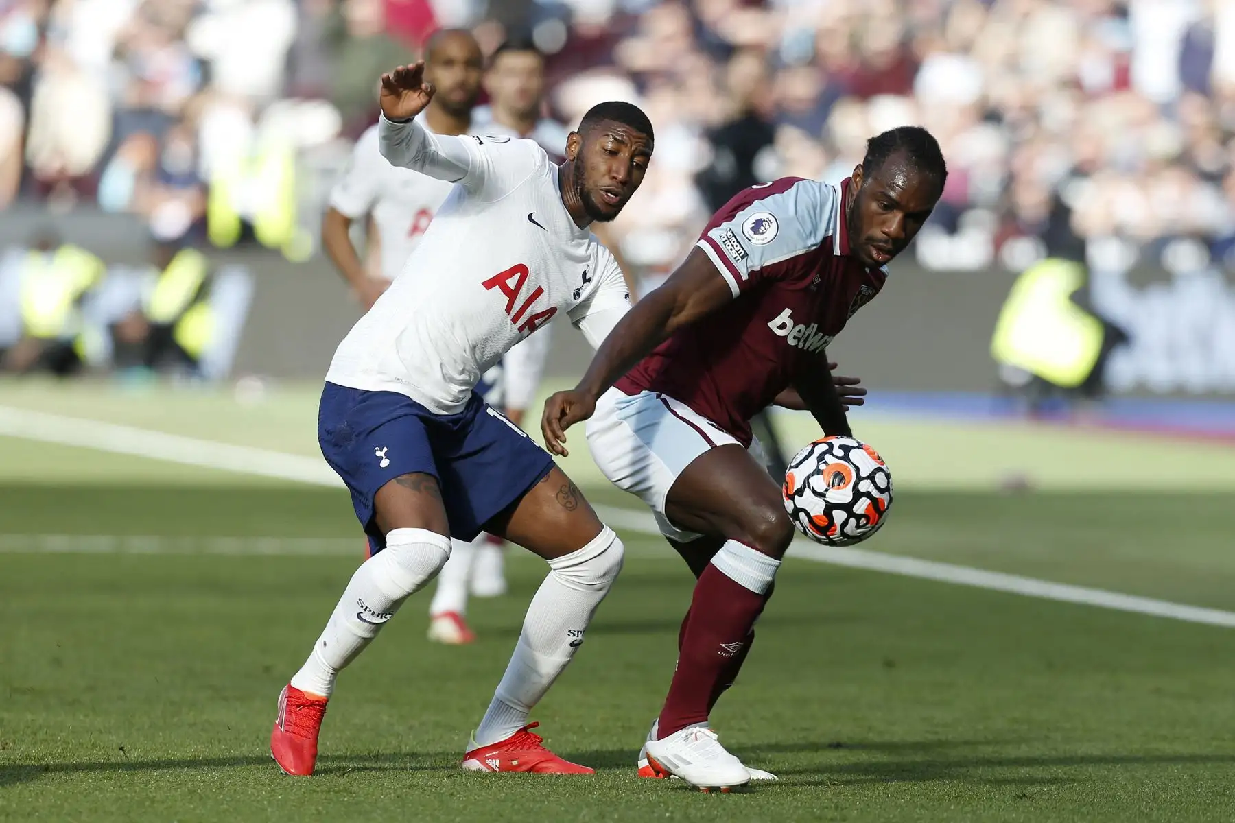 El defensor brasileño del Tottenham Hotspur Emerson Royal presiona al mediocampista inglés del West Ham United Michail Antonio durante el partido de la Premier League. Foto: AFP