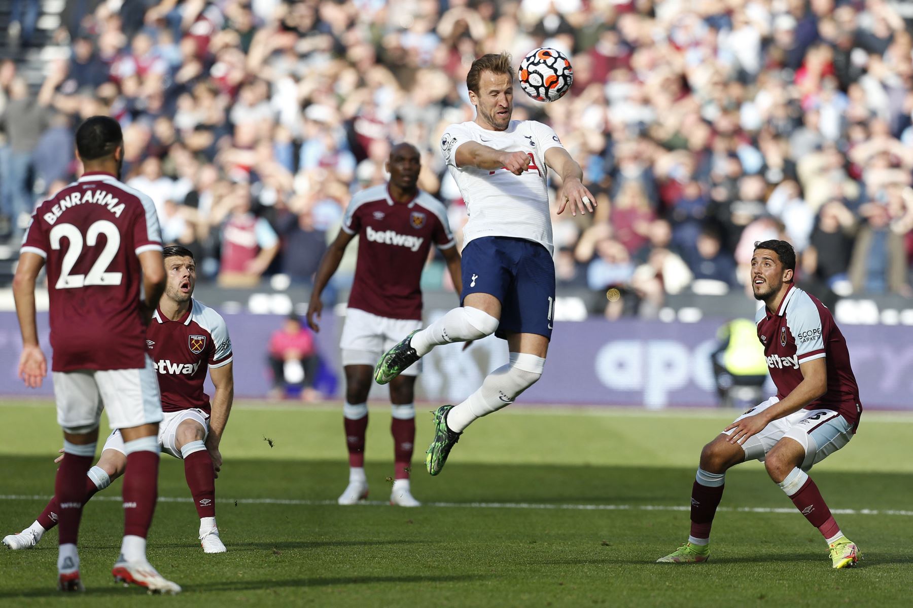 El delantero inglés del Tottenham Hotspur, Harry Kane, cabecea el balón durante el partido de la Premier League, en el London Stadium. Foto: AFP