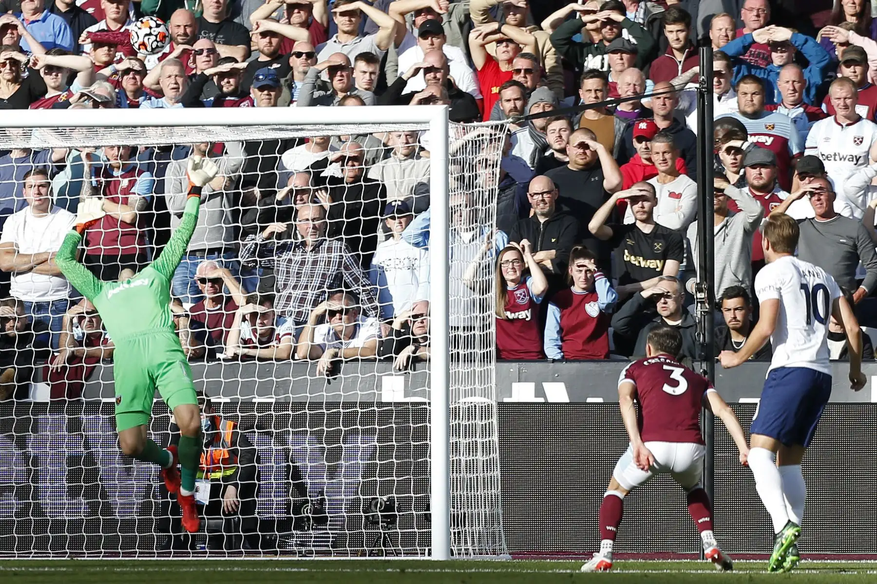 El portero polaco del West Ham United, Lukasz Fabianski, ataja un cabezazo del delantero inglés del Tottenham Hotspur Harry Kane durante el partido de la Premier League. Foto: AFP