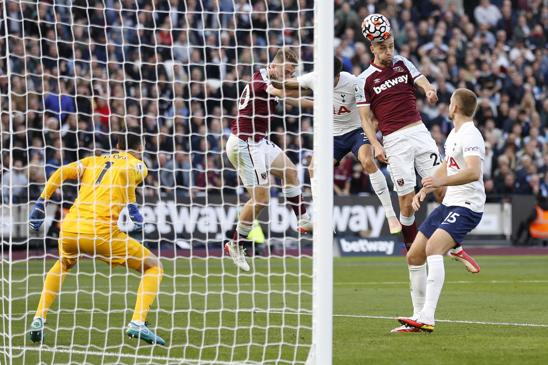 El centrocampista checo del West Ham United, Tomas Soucek, cabecea el balón durante el partido de la Premier League. Foto: AFP