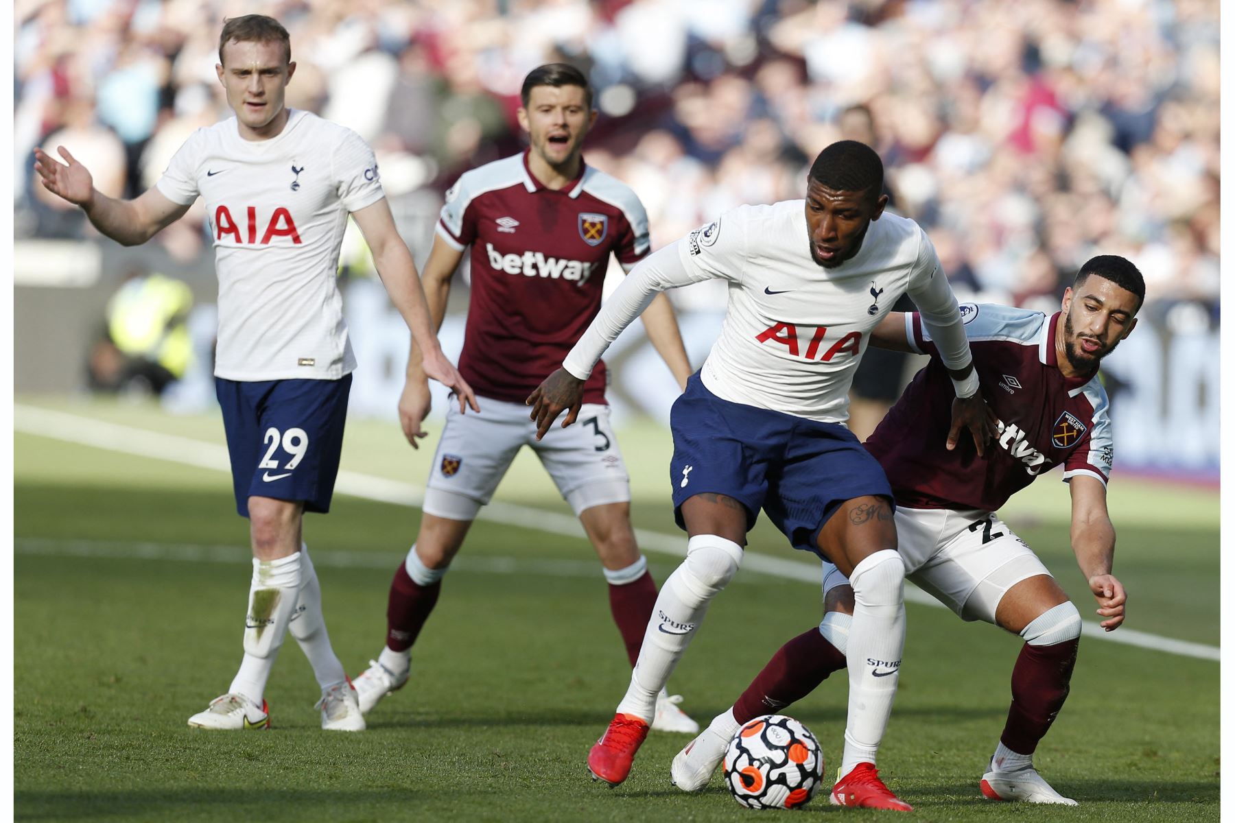 El defensor brasileño del Tottenham Hotspur Emerson Royal intenta contener al centrocampista argelino del West Ham United, Said Benrahma, durante el partido de la Premier League. Foto: AFP