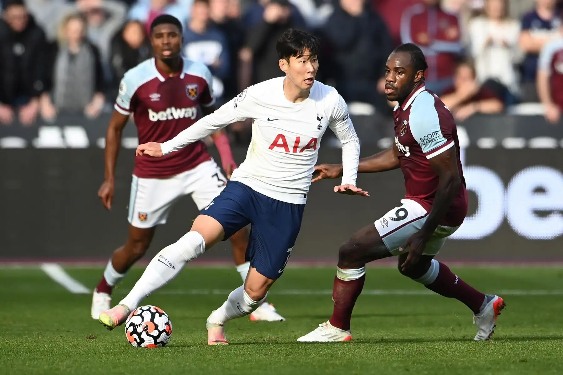 Heung-Min Son del Tottenham en acción durante el partido ante el West Ham por la Premier League. Foto: EFE