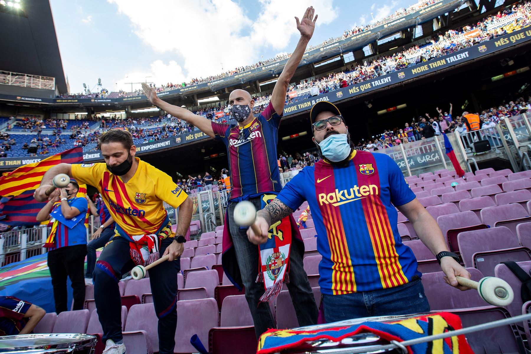 Aficionados del FC Barcelona antes del partido de LaLiga frente al Real Madrid este domingo, en el Camp Nou. Foto: EFE