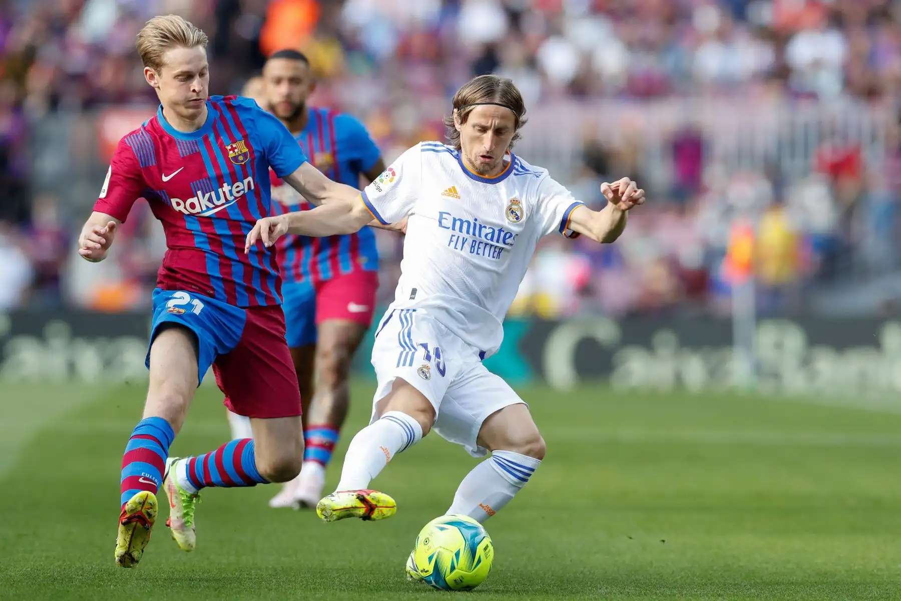 El centrocampista croata del Real Madrid, Luca Modric,  disputa el balón con el centrocampisa holandés del FC Barcelona, Frenkie De Jong, durante el partido de la décima jornada de LaLiga, en el Camp Nou. Foto: EFE