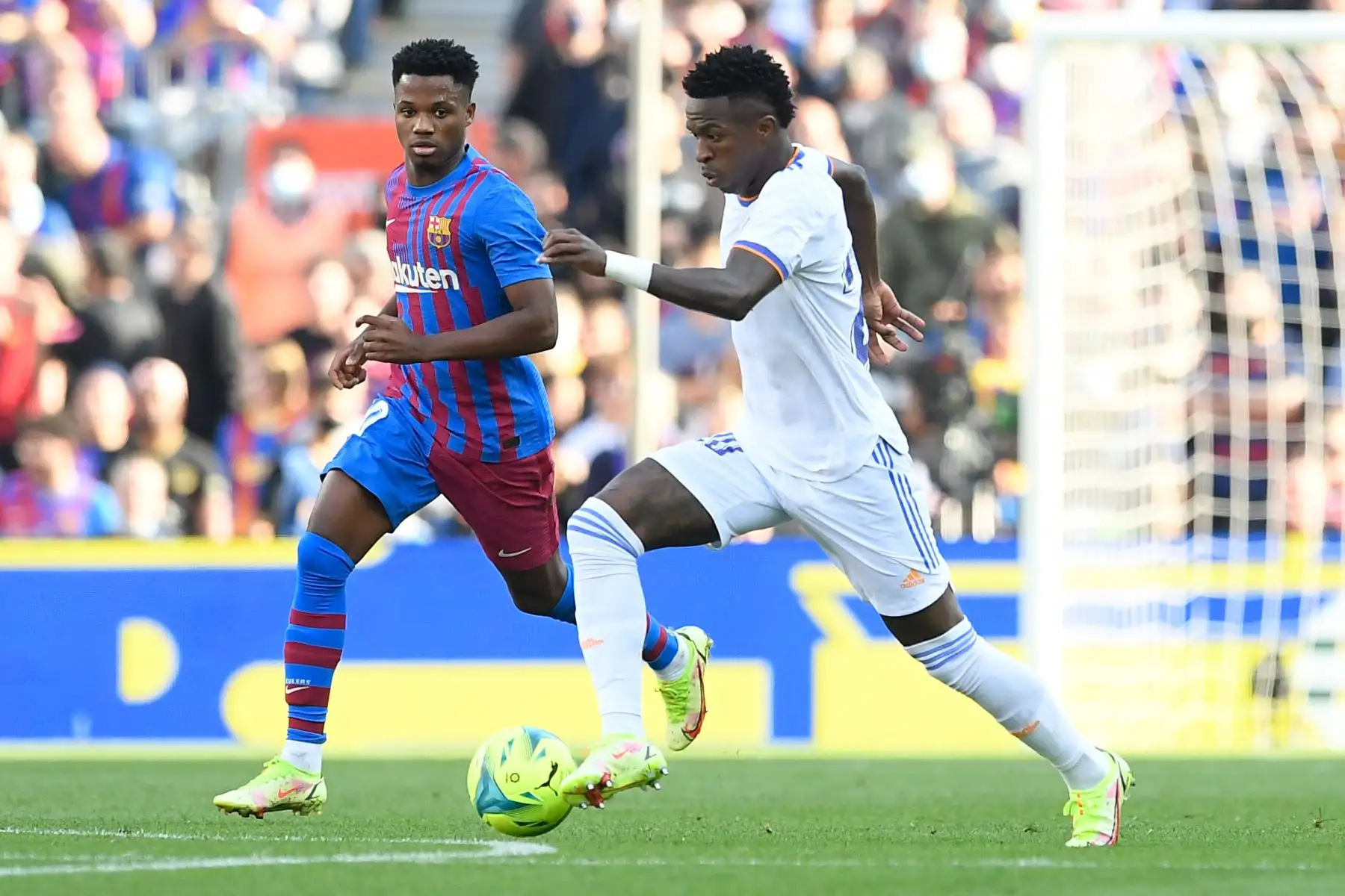 El centrocampista español del Barcelona Ansu Fati desafía al delantero brasileño del Real Madrid Vinicius Junior durante el partido de la Liga. Foto: AFP