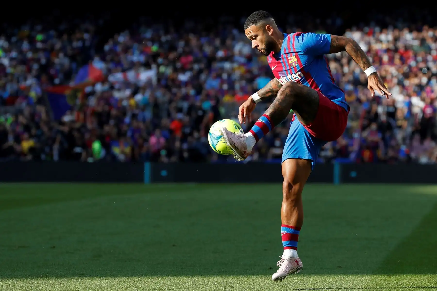 El delantero del FC Barcelona, ​​Memphis Depay durante el partido ante Real Madrid por la décima jornada de Liga. Foto: EFE