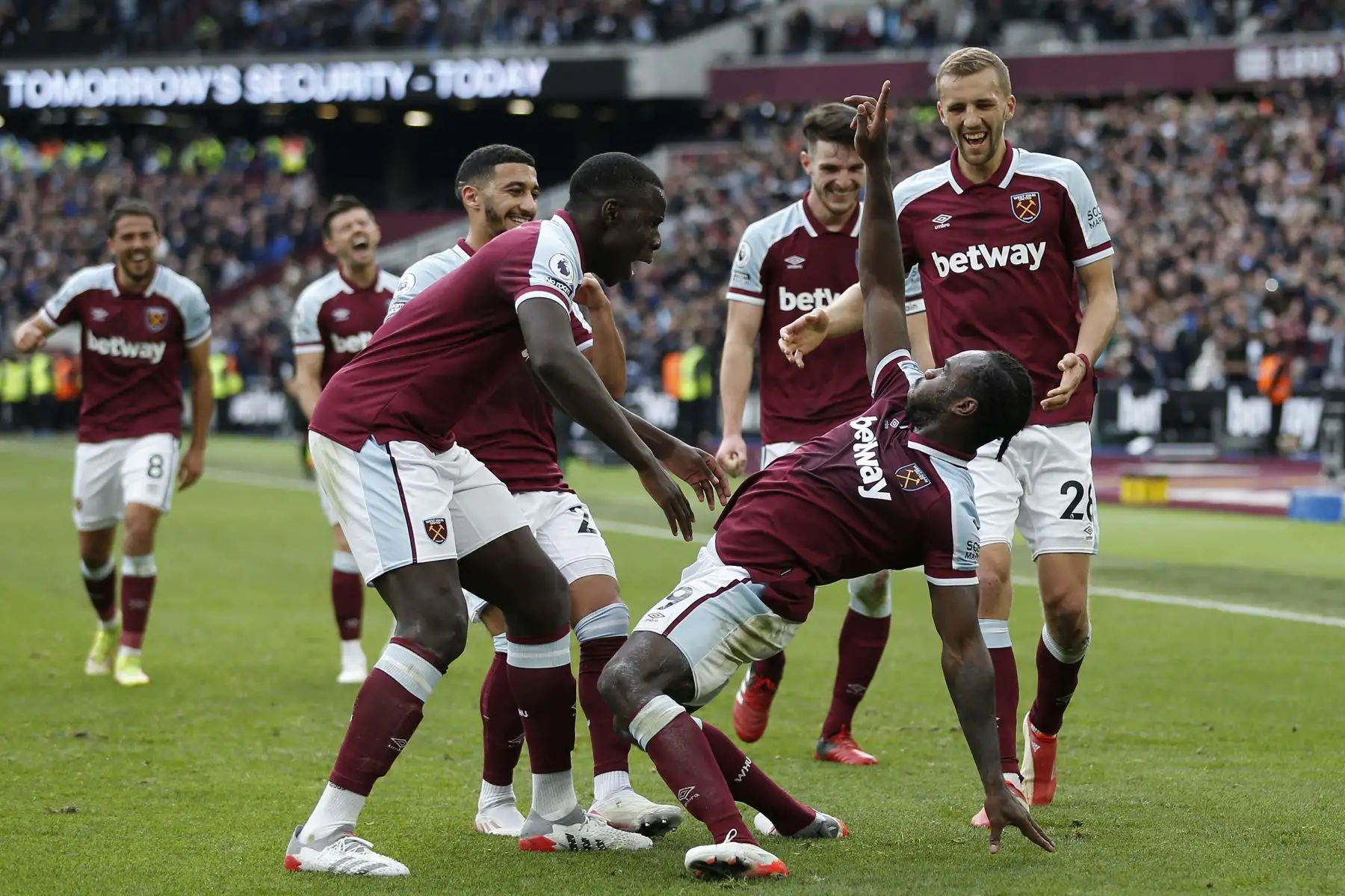 El centrocampista inglés del West Ham United, Michail Antonio, celebra el gol de apertura durante el partido de la Premier League. Foto: AFP