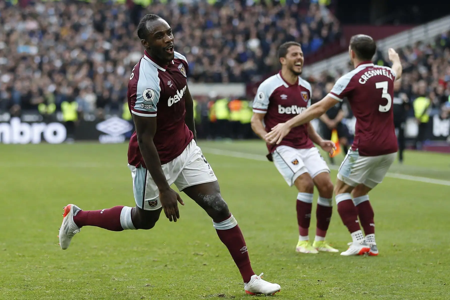 El centrocampista inglés del West Ham United, Michail Antonio, celebra el gol de apertura durante el partido de la Premier League. Foto: AFP