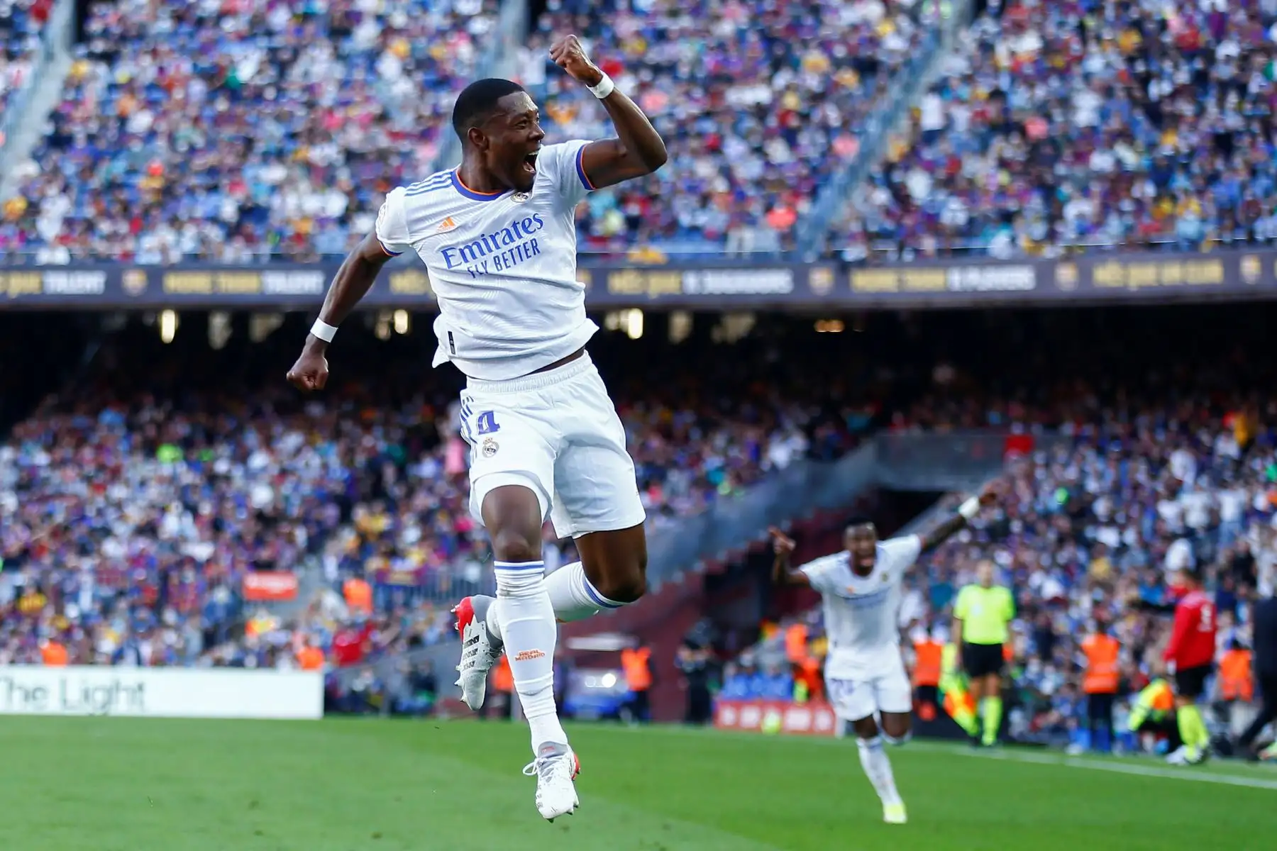 El defensa austriaco del Real Madrid, David Alaba, celebra su gol ante el FC Barcelona durante el partido de la décima jornada de Liga, en el estadio Camp Nou. Foto: EFE