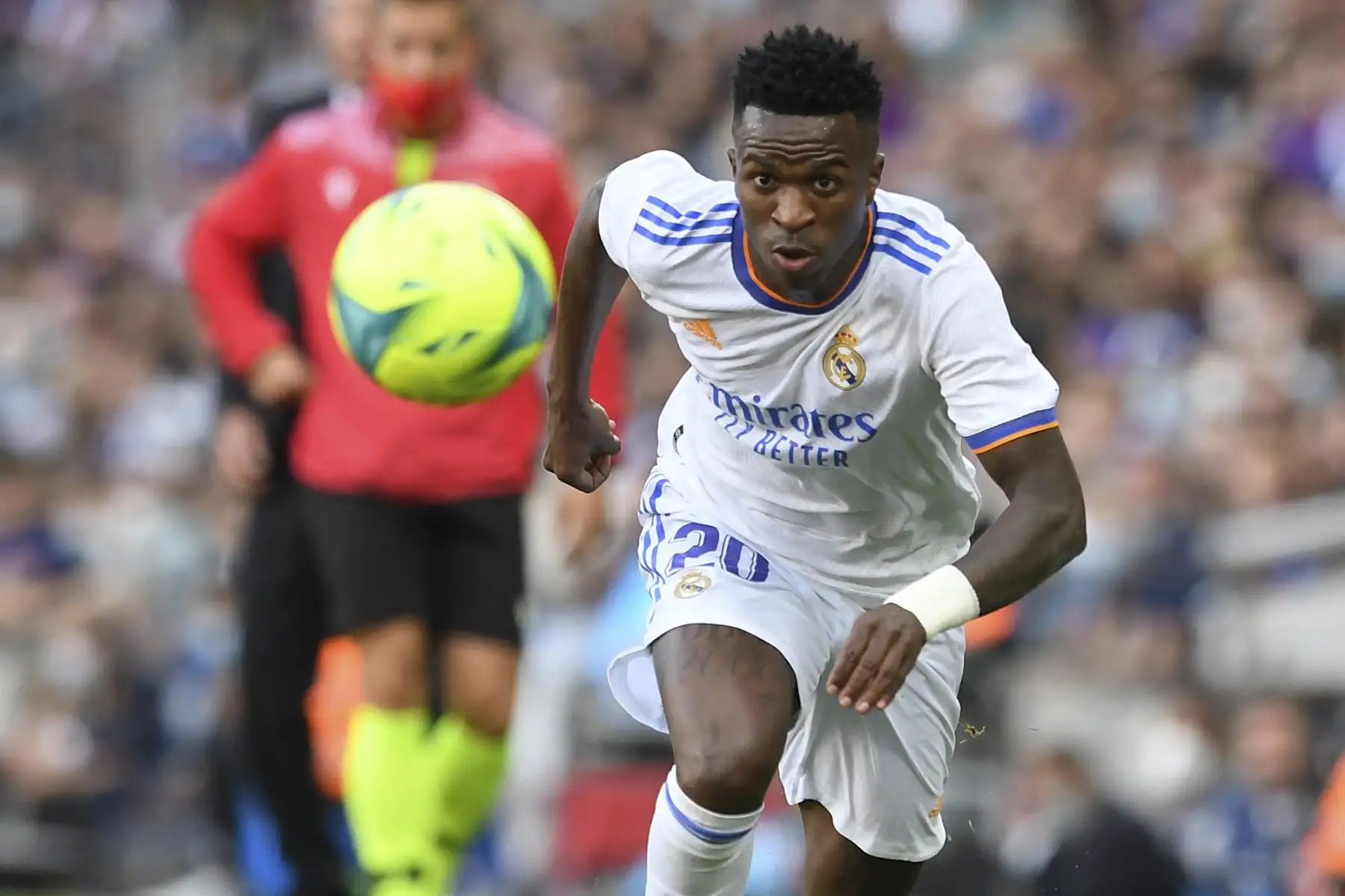 El delantero brasileño del Real Madrid Vinicius Junior corre por el balón durante el partido de la Liga española. Foto: AFP