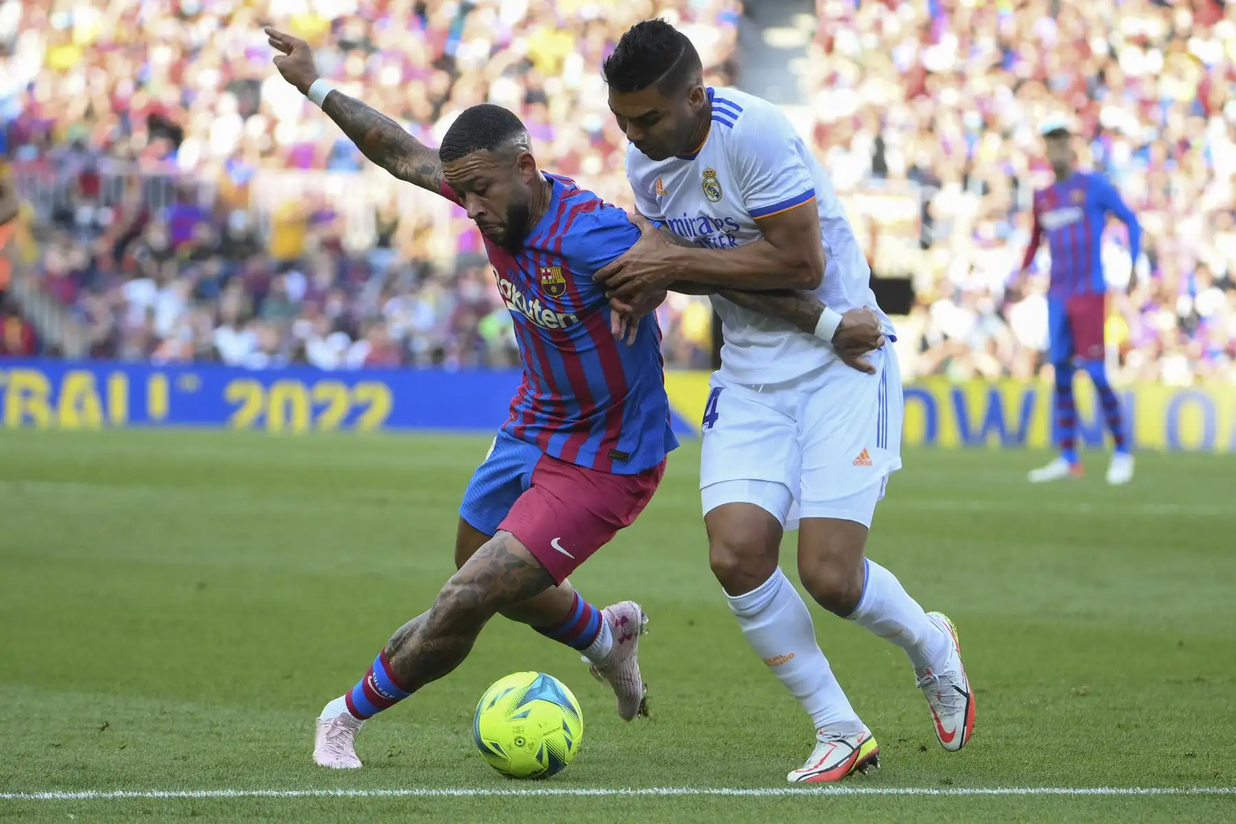 El delantero holandés del Barcelona Memphis Depay compite con el mediocampista brasileño del Real Madrid Casemiro durante el partido de la Liga española. Foto: AFP