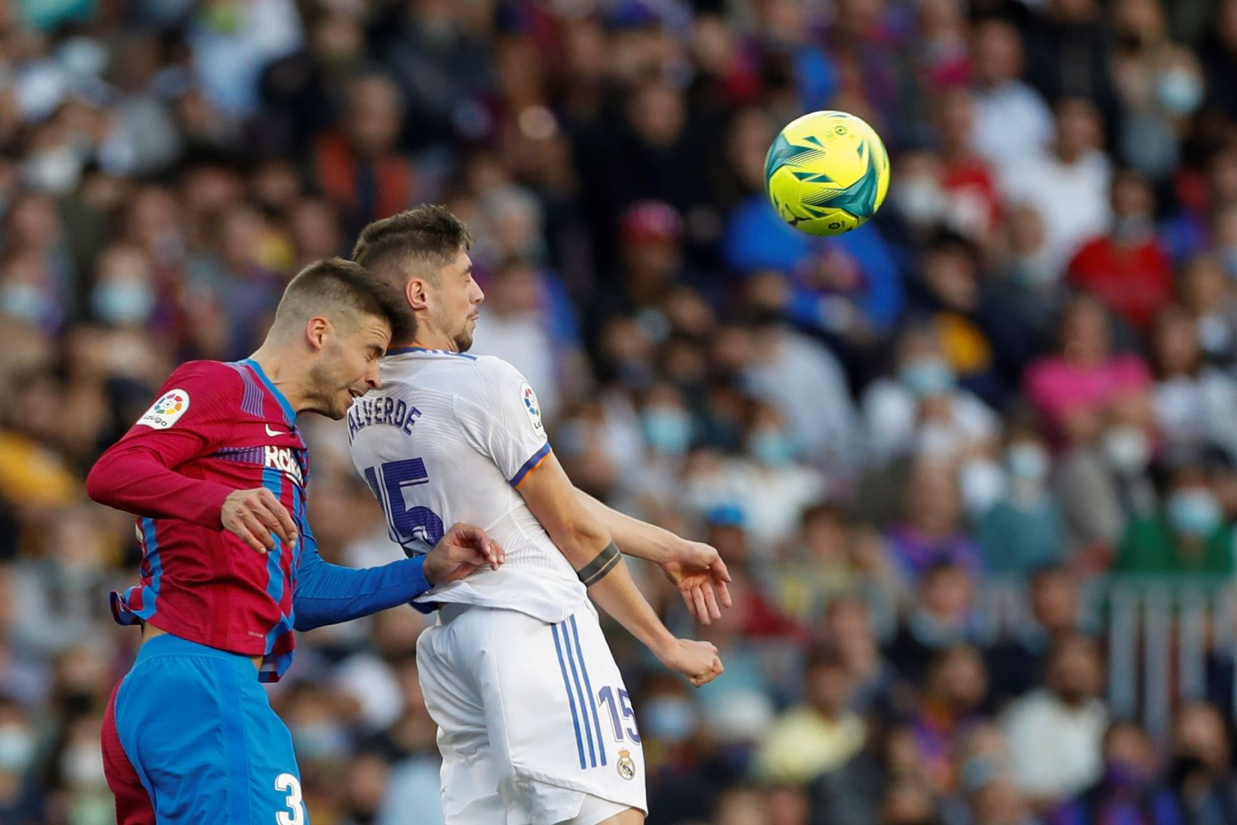 El centrocampista uruguayo del Real Madrid Federico Valverde y el defensa del FC Barcelona Gerard Piqué disputan el balón durante el partido de la décima jornada de LaLiga. Foto: EFE