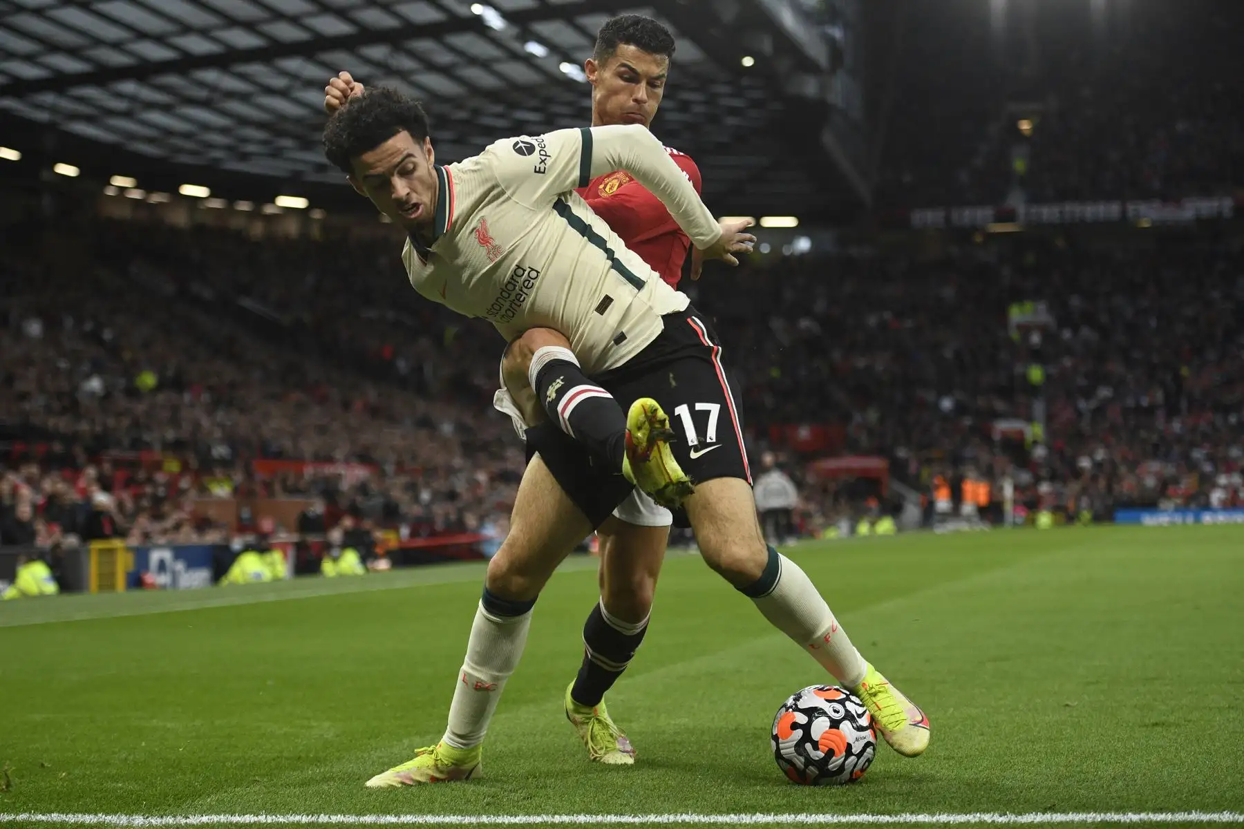 El delantero portugués del Manchester United Cristiano Ronaldo compite con el mediocampista inglés del Liverpool Curtis Jones durante el partido de la Premier League. Foto: AFP
