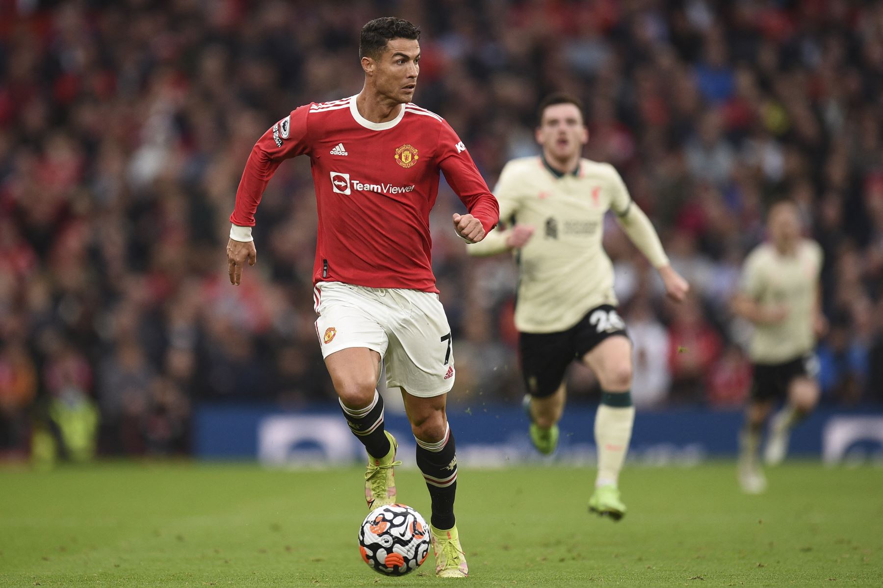 El delantero portugués del Manchester United, Cristiano Ronaldo, corre con el balón durante el partido ante el Liverpool por la Premier League. Foto: AFP
