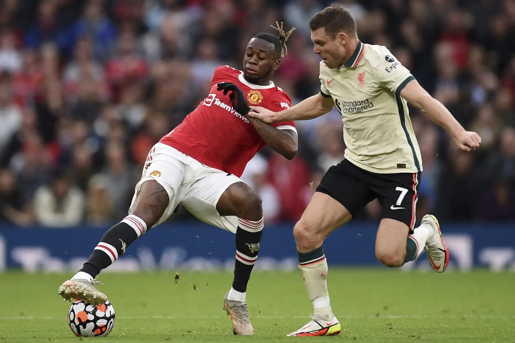 El defensor inglés del Manchester United Aaron Wan-Bissaka compite con el mediocampista inglés del Liverpool James Milner durante el partido de la Premier League. Foto: AFP