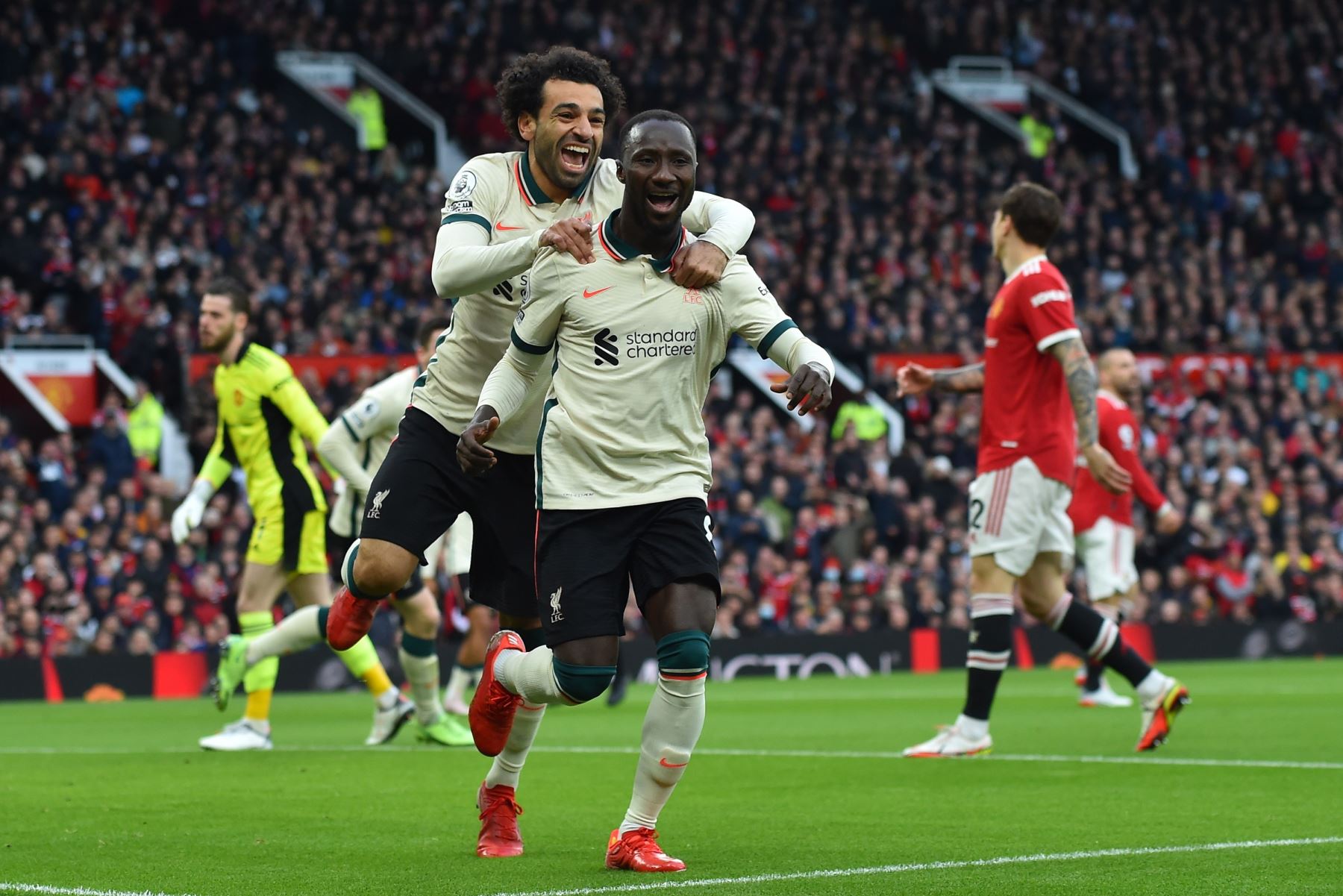 Naby Keita del Liverpool celebra con su compañero Mohamed Salah tras anotar el 0-1 durante partido de la Premier League. Foto: EFE