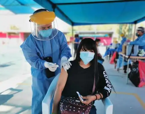 La Gerencia Regional de Salud (Geresa) de Arequipa informó que hoy y mañana aplicarán la segunda dosis de Pfizer  a los mayores de 18 años que recibieron la primera dosis de la vacuna contra el covid-19 de este laboratorio.Foto: ANDINA/Difusión.