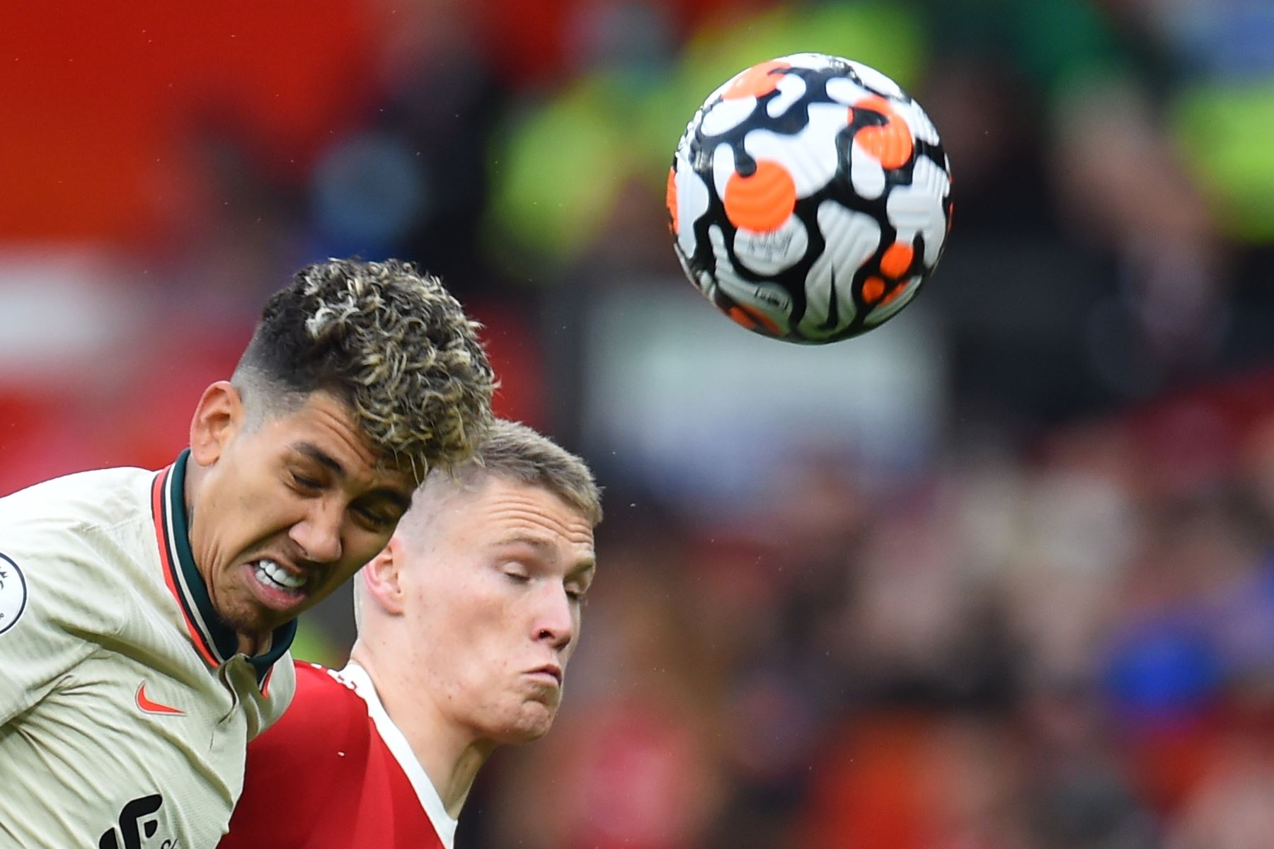 Roberto Firmino del Liverpool en acción contra Scott McTominay del Manchester United durante el partido de la Premier League. Foto: EFE