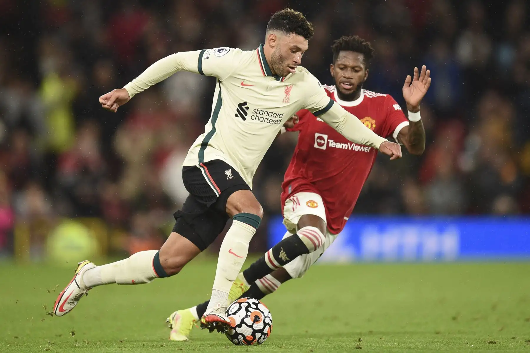El centrocampista inglés del Liverpool Alex Oxlade-Chamberlain compite con el centrocampista brasileño del Manchester United, en Old Trafford. Foto: AFP