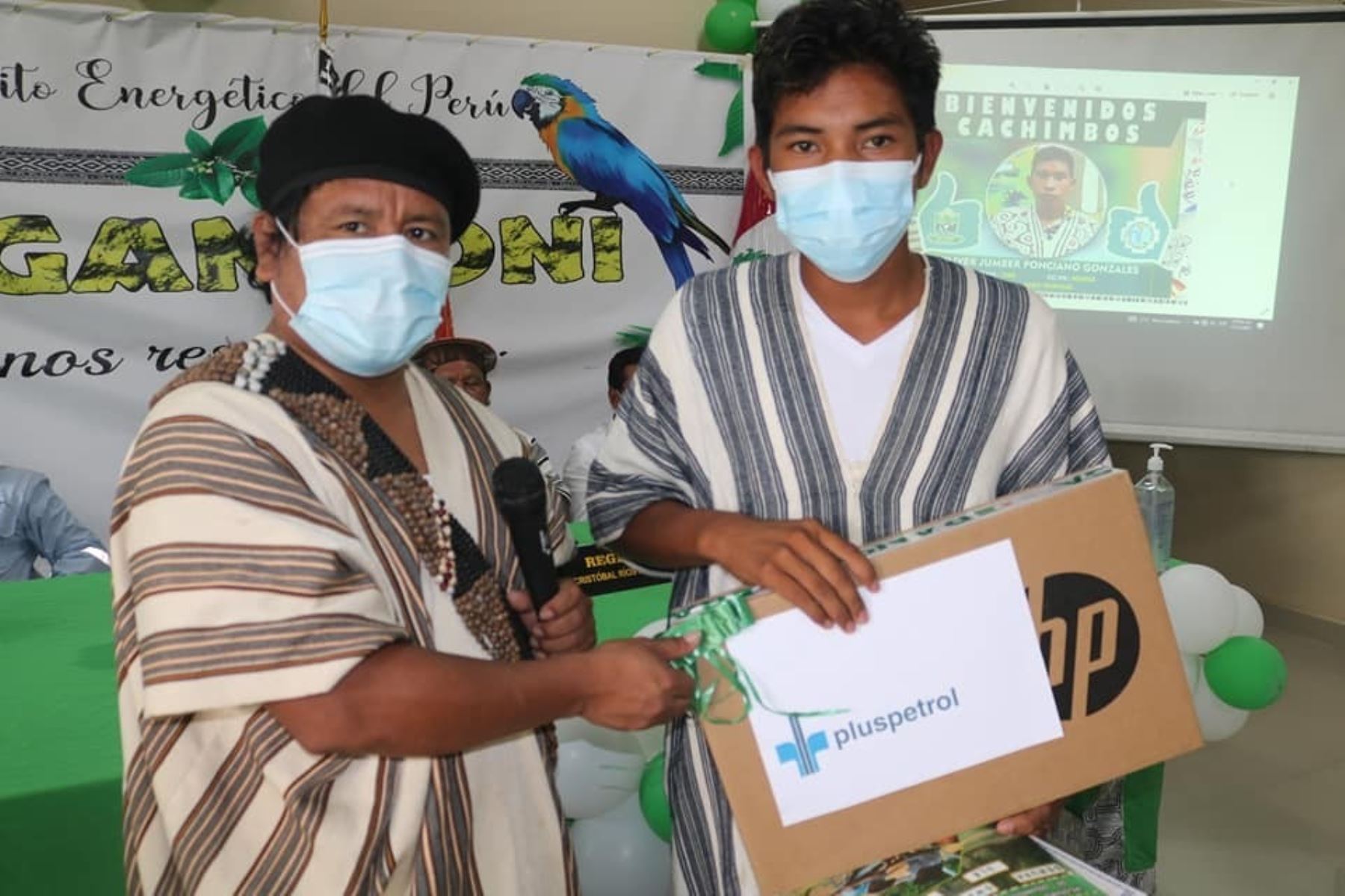 Cachimbos nativos del Bajo Urumbamba recibieron laptops para iniciar sus estudios