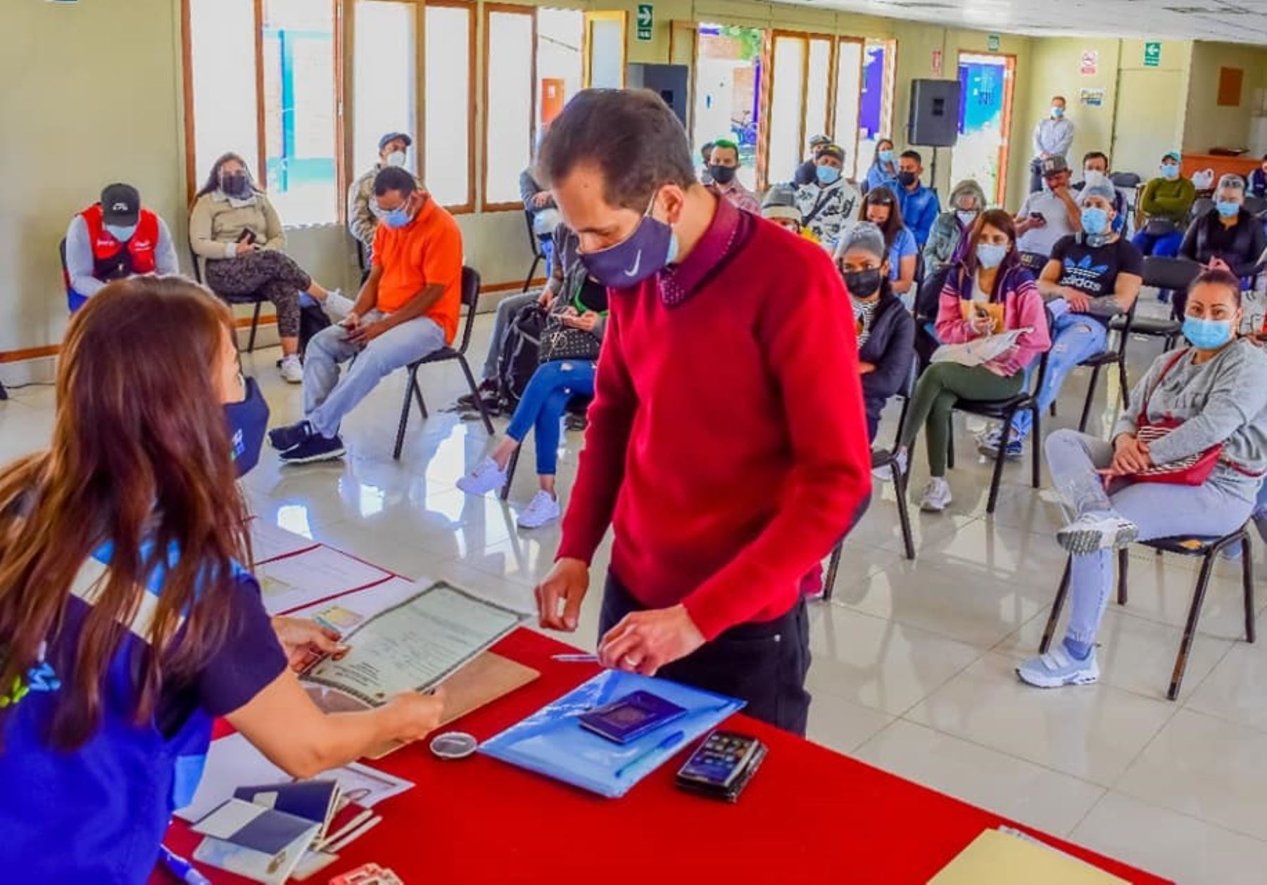 Más de 80 ciudadanos extranjeros residentes en la ciudad de Huaraz, región Áncash, formalizaron su estadía en el Perú. Foto: ANDINA/Difusión.