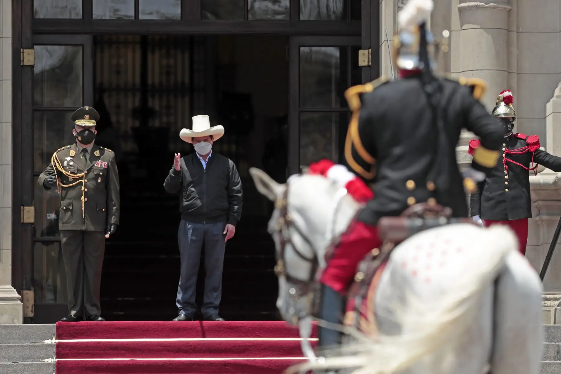 El presidente de la República, Pedro Castillo, encabezó ceremonia de cambio de guardia en el Patio de Honor de Palacio de Gobierno. Foto: ANDINA/Prensa Presidencia