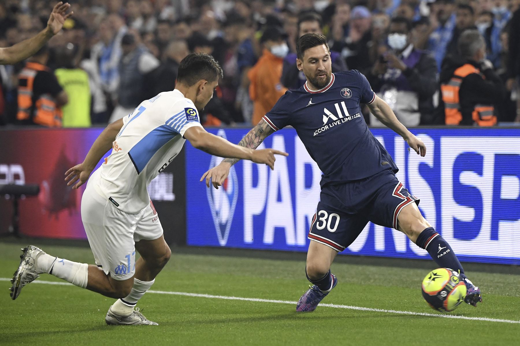 El delantero argentino del Paris Saint-Germain, Lionel Messi, controla el balón ante la marca del delantero turco del Marsella, Cengiz Under, durante el partido de la Liga francesa. Foto: AFP