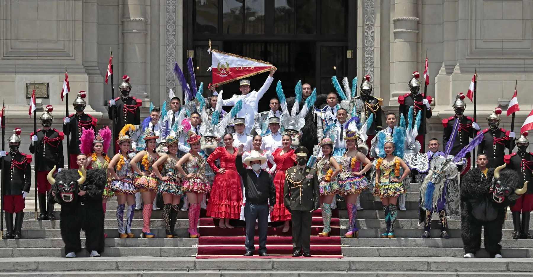 El presidente de la República, Pedro Castillo, encabezó ceremonia de cambio de guardia en el Patio de Honor de Palacio de Gobierno. Foto: ANDINA/Prensa Presidencia