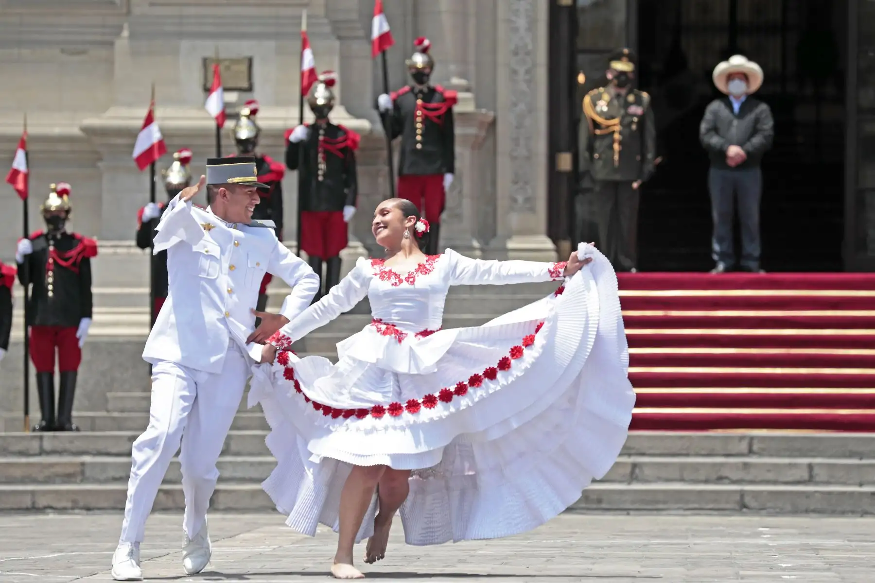 El presidente de la República, Pedro Castillo, encabezó ceremonia de cambio de guardia en el Patio de Honor de Palacio de Gobierno. Foto: ANDINA/Prensa Presidencia