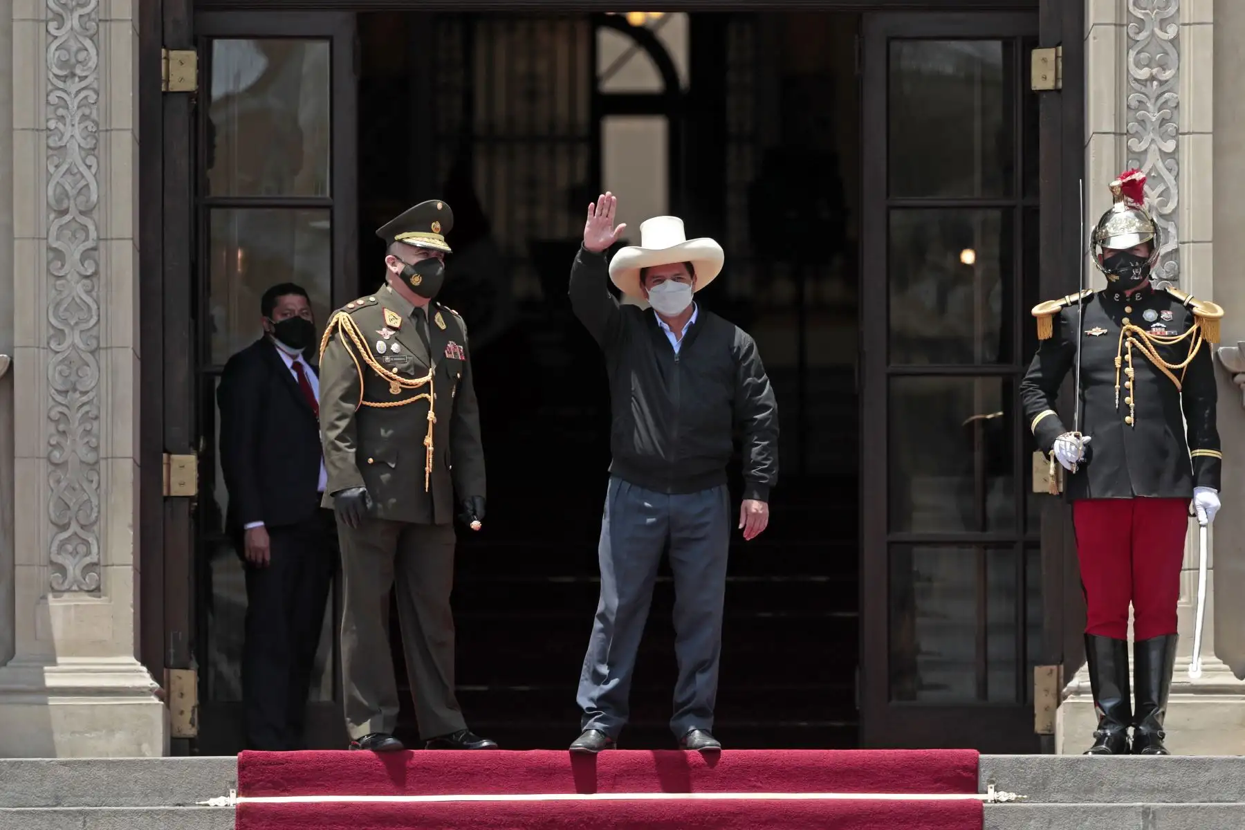 El presidente de la República, Pedro Castillo, encabezó ceremonia de cambio de guardia en el Patio de Honor de Palacio de Gobierno. Foto: ANDINA/Prensa Presidencia