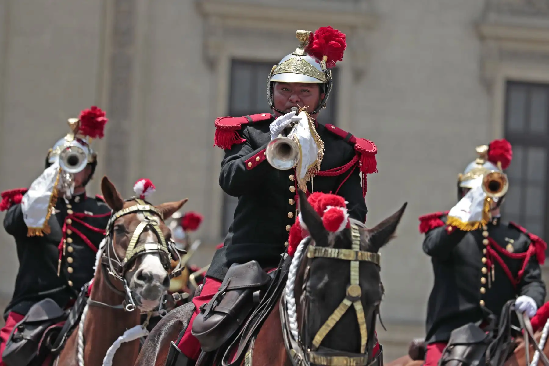 El presidente de la República, Pedro Castillo, encabezó ceremonia de cambio de guardia en el Patio de Honor de Palacio de Gobierno. Foto: ANDINA/Prensa Presidencia
