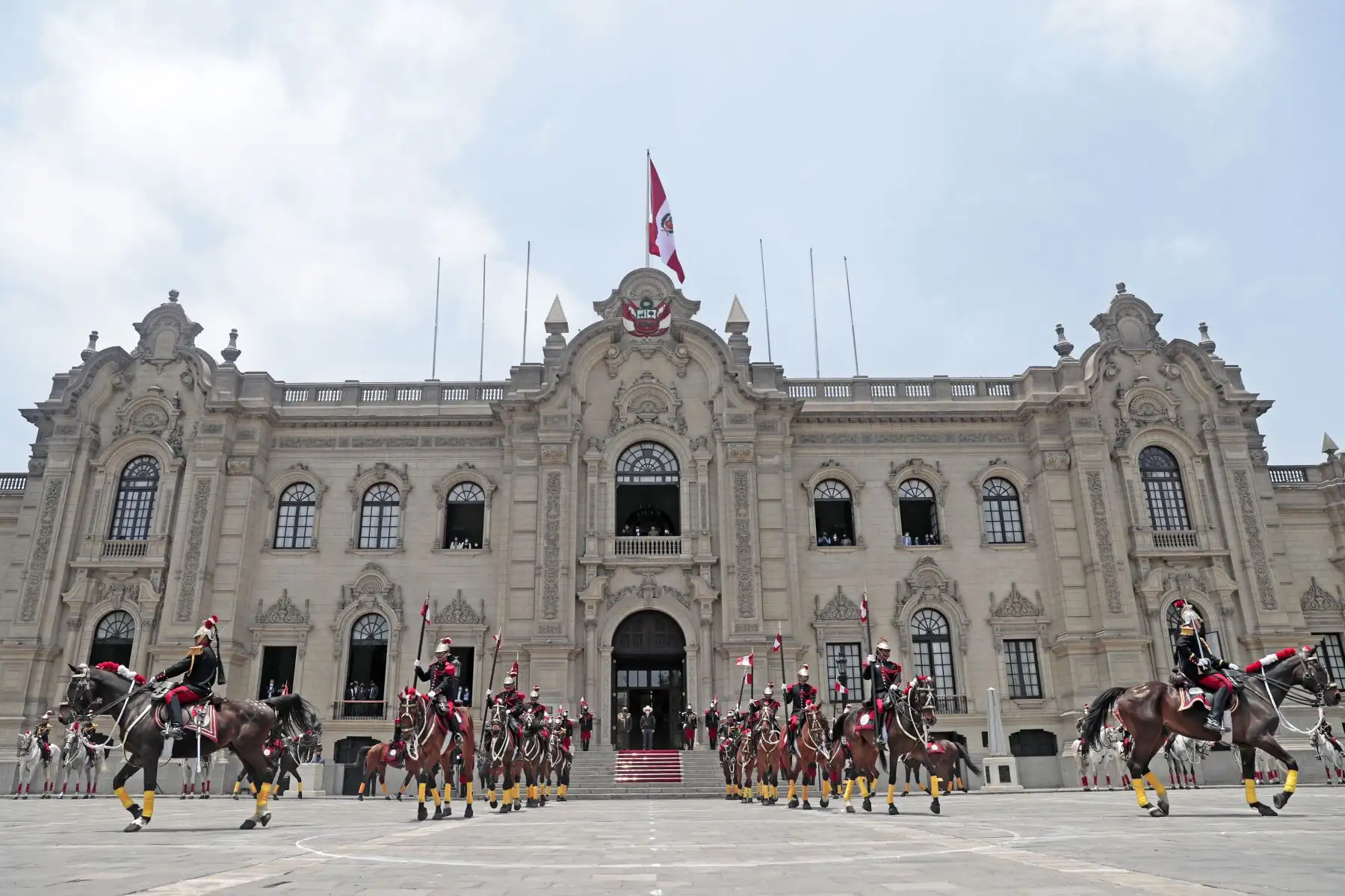 El presidente de la República, Pedro Castillo, encabezó ceremonia de cambio de guardia en el Patio de Honor de Palacio de Gobierno. Foto: ANDINA/Prensa Presidencia