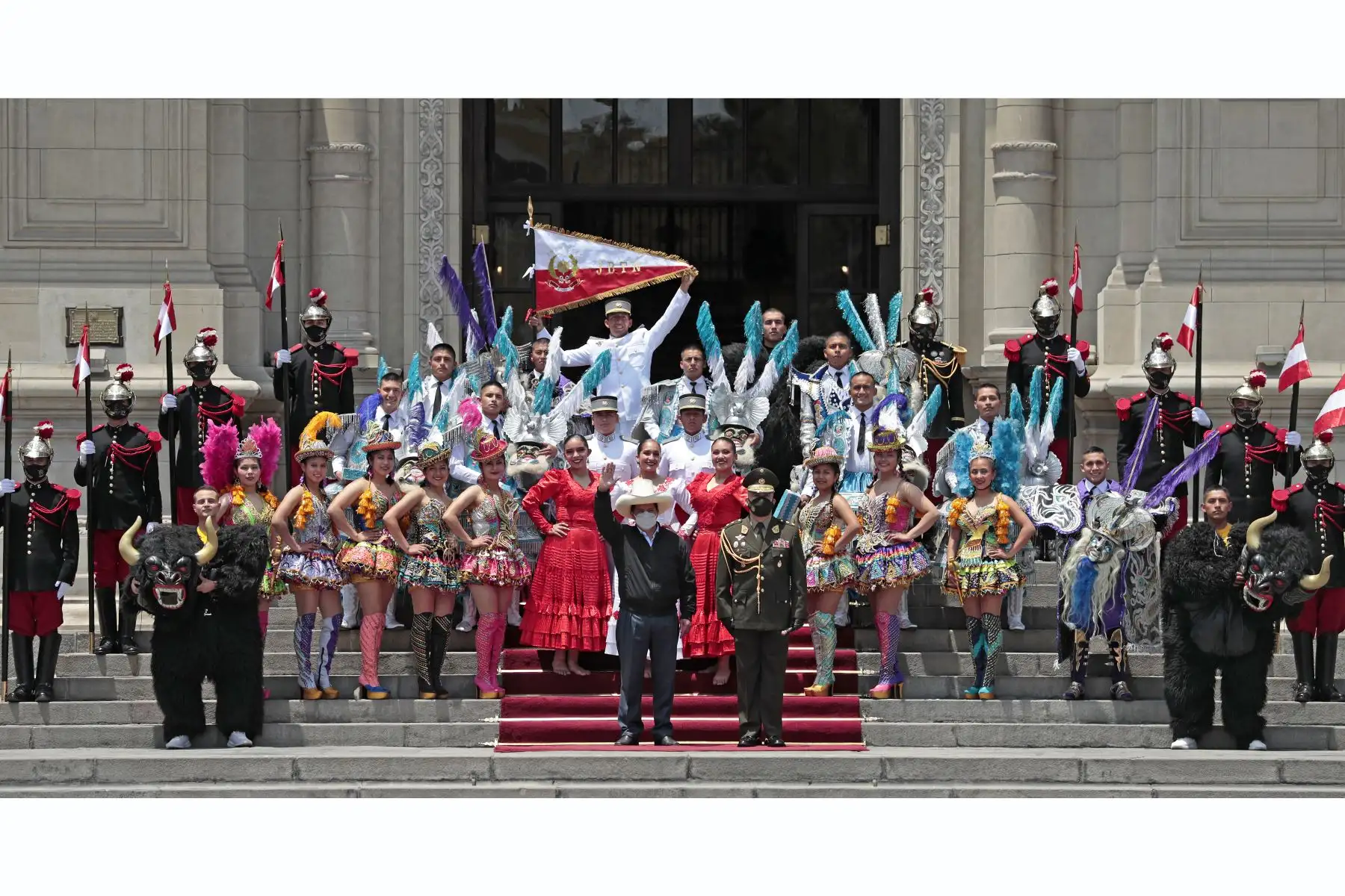 El presidente de la República, Pedro Castillo, encabezó ceremonia de cambio de guardia en el Patio de Honor de Palacio de Gobierno. Foto: ANDINA/Prensa Presidencia