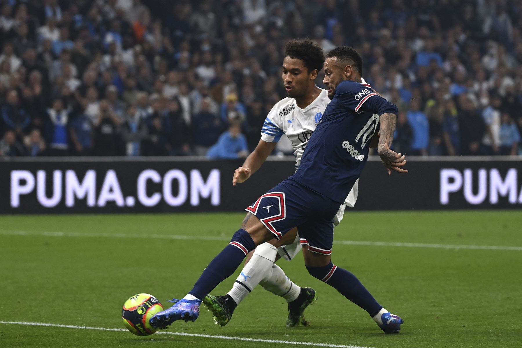 El delantero brasileño del Paris Saint-Germain, Neymar, lucha por el balón con el defensor francés del Marsella Boubacar Kamara durante el partido de la Liga francesa. Foto: AFP